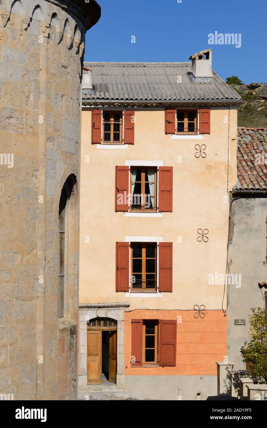 Schmale Four-Story Dorf Haus in Senez Alpes-de-Haute-Provence Provence Frankreich Stockfoto