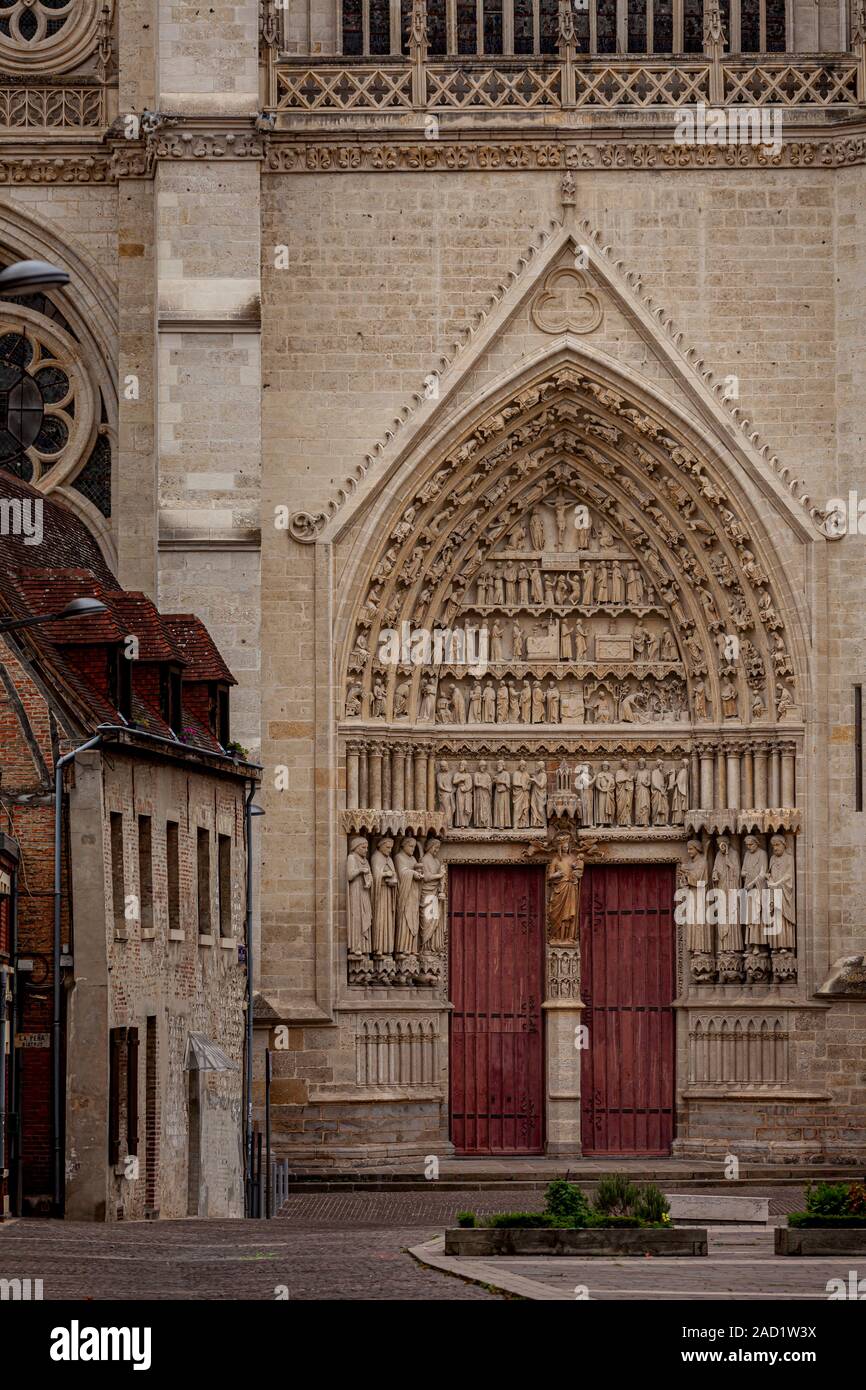 Seite Eingang Tür Bogen der Kathedrale Notre Dame d'Amiens, Picardie, Frankreich, und mittelalterlichen Gebäude. Stockfoto