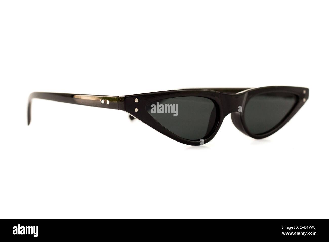 Schwarzes Dreieck Form Retro Kunststoff Sonnenbrille isoliert auf weißem Hintergrund - Seitenansicht Stockfoto