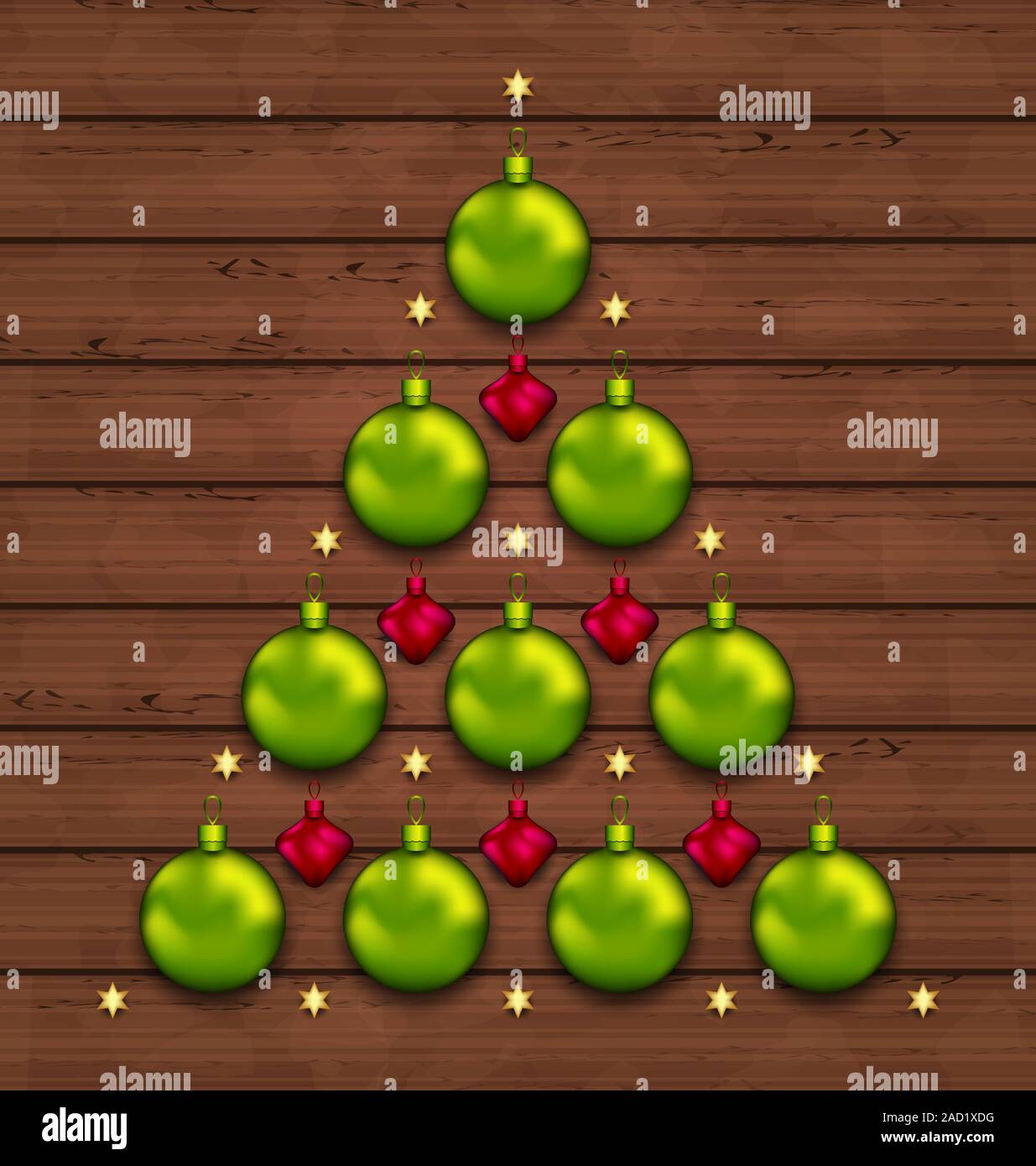 Weihnachten Baum aus Kugeln auf hölzernen Hintergrund Stockfoto