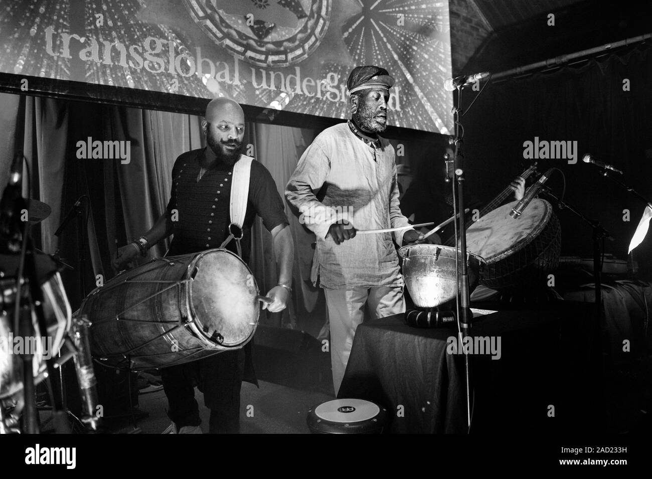 Transglobal Underground im Konzert an die Trades Club, Halifax, West Yorkshire, UK. Gurjit Sihra (dhol Trommel) und TUUP (Sänger). Stockfoto