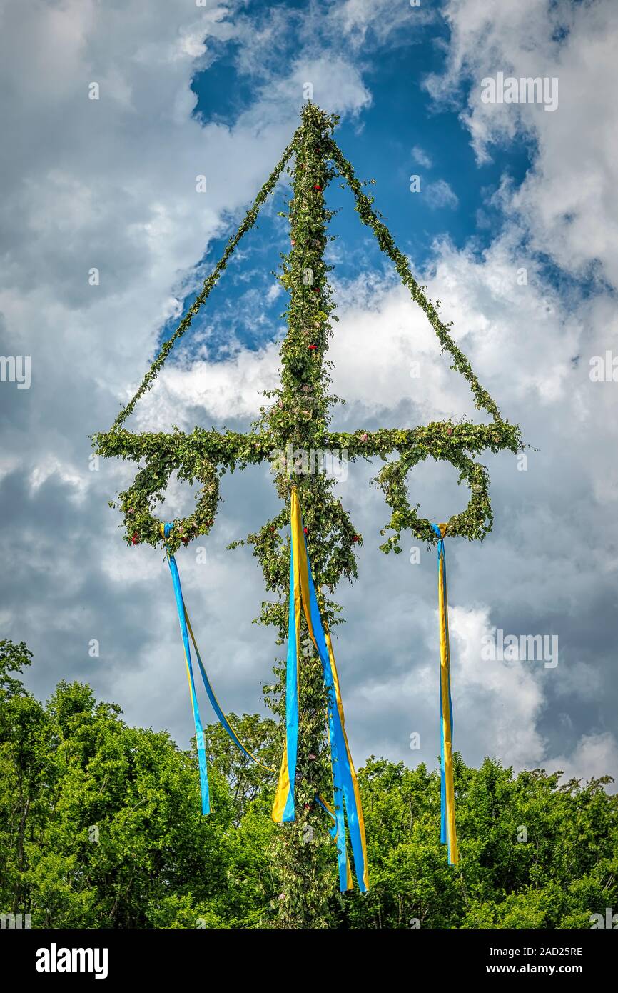 A Midsummer Pole auf einem Festival auf Schloss Sofiero in der Nähe von Helsingborg in Schweden. Stockfoto