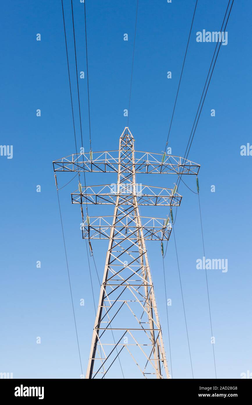 Zusammenfassung der große Strom pylon gegen den blauen Himmel Stockfoto