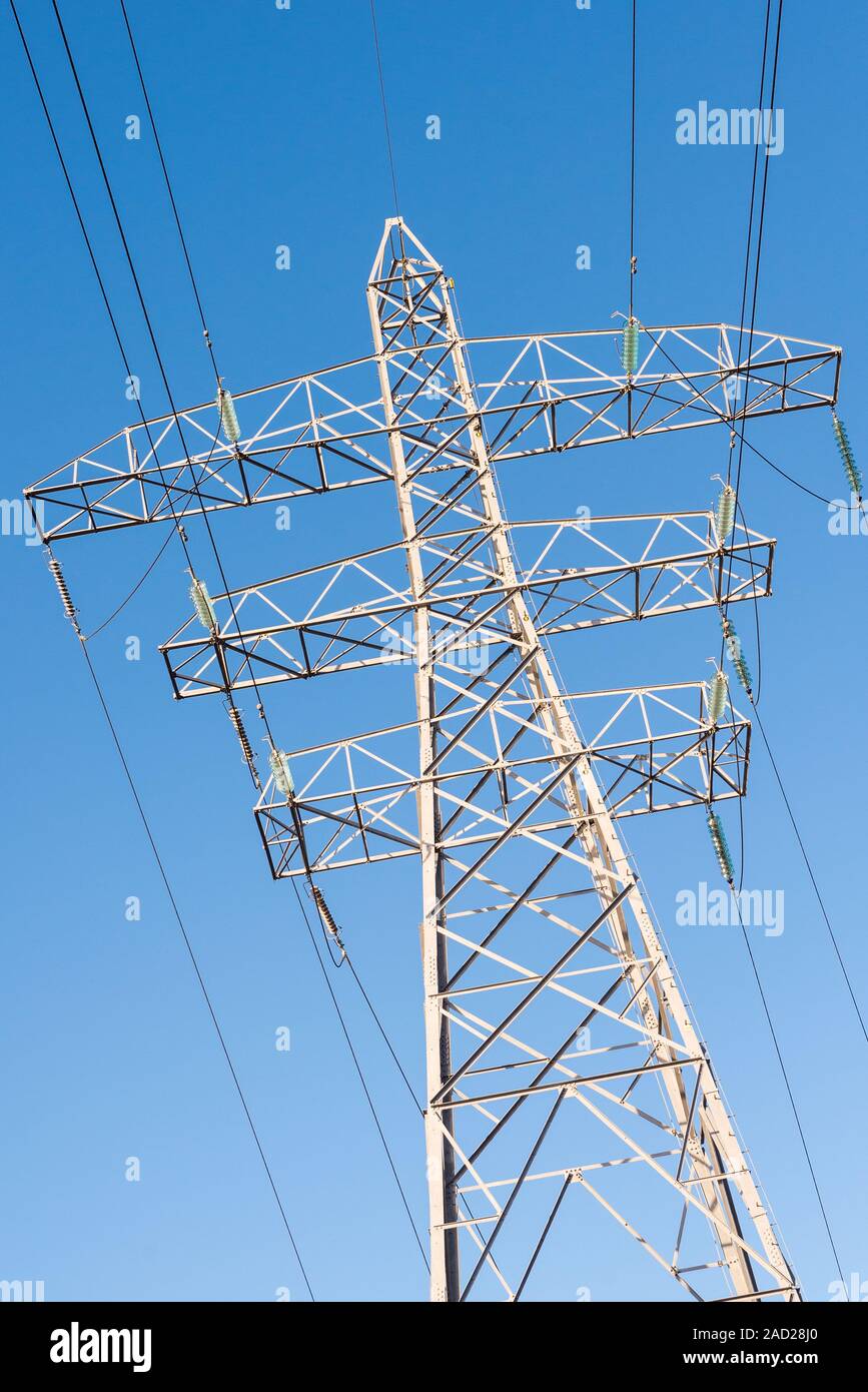 Zusammenfassung der große Strom pylon gegen den blauen Himmel Stockfoto