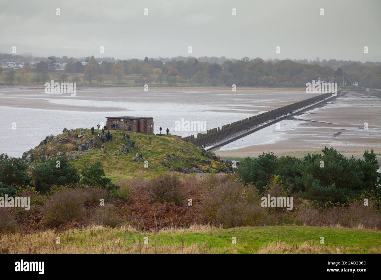 Cramond Causeway in Cramond Insel ausserhalb von Edinburgh in East Lothian, Schottland führenden Stockfoto