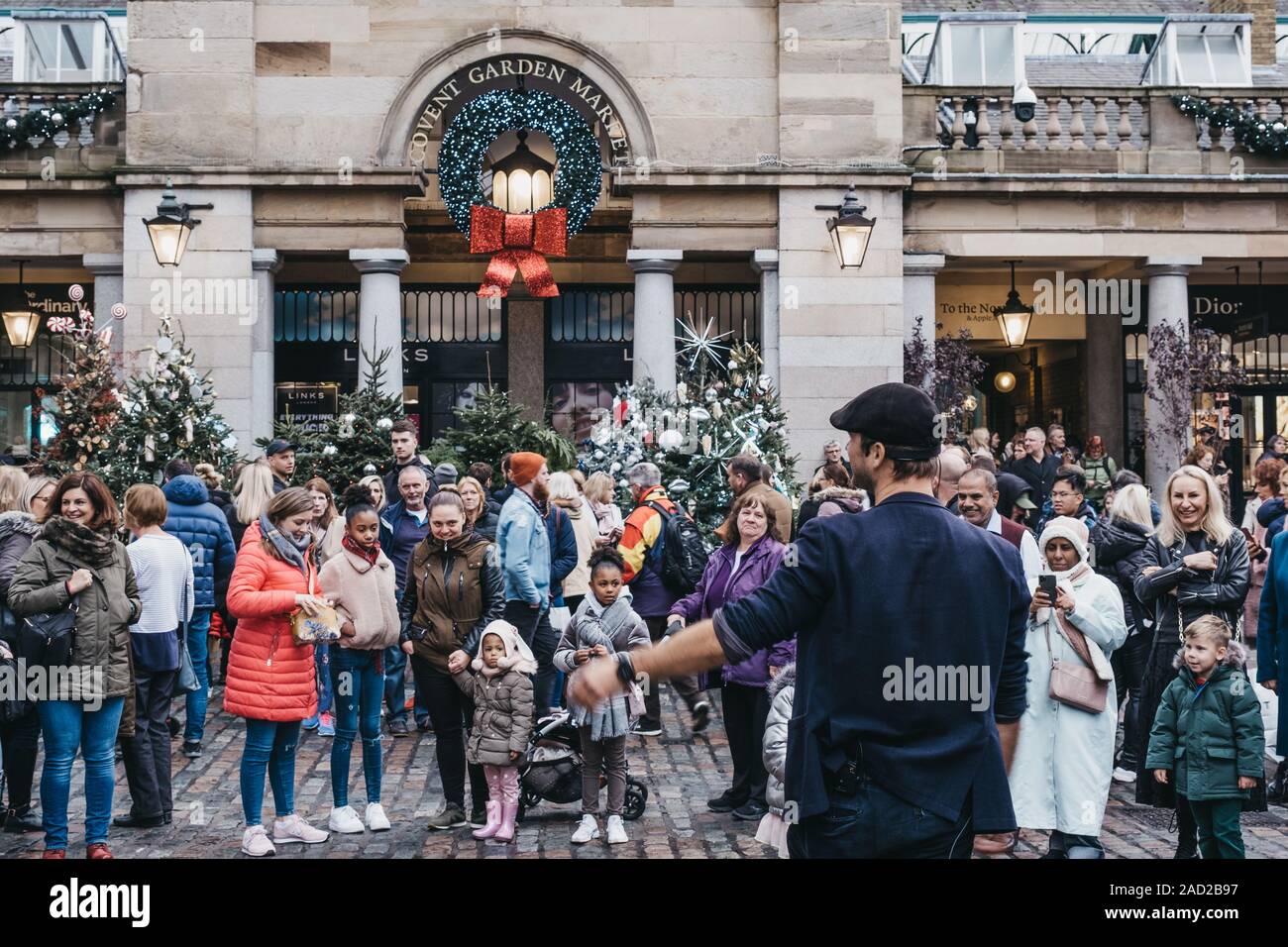 London, Großbritannien - 24 November, 2019: Rückansicht der Street Artist, vor Covent Garden Market, einer der beliebtesten touristischen Websites in Londo Stockfoto