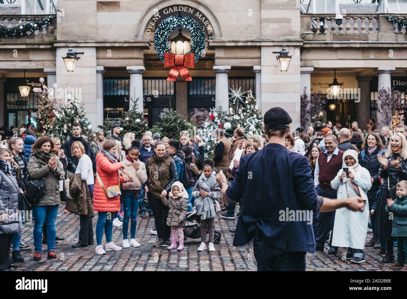 London, Großbritannien - 24 November, 2019: Rückansicht der Street Artist, vor Covent Garden Market, einer der beliebtesten touristischen Websites in Londo Stockfoto
