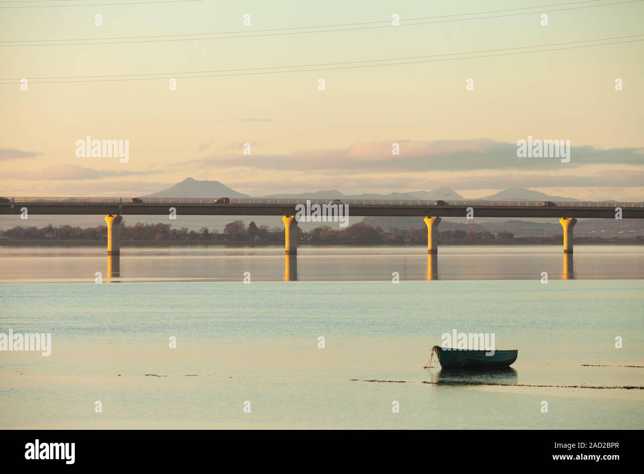 Die neue Brücke über den River Forth in Kincardine der Clackmannanshire Bridge bei Sonnenuntergang, Fife, Schottland. Stockfoto