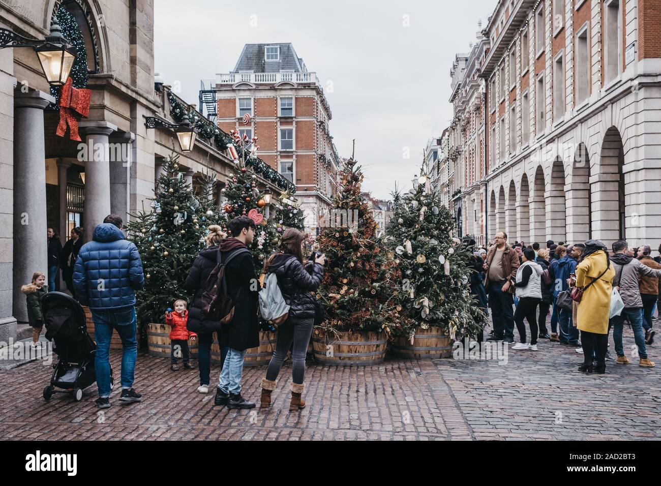 London, Großbritannien - 24 November, 2019: die Menschen der Vergangenheit wandern und Fotografieren der Weihnachtsbäume in Covent Garden Market, einer der beliebtesten touristischen Sitzen Stockfoto