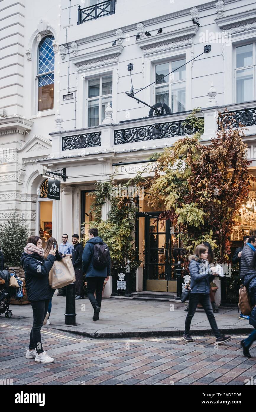 London, Großbritannien - 24 November, 2019: Fassade der Petersham Baumschulen in Covent Garden, London, Menschen gehen vorbei. Covent Garden ist ein berühmtes Touristenzentrum in Lo Stockfoto