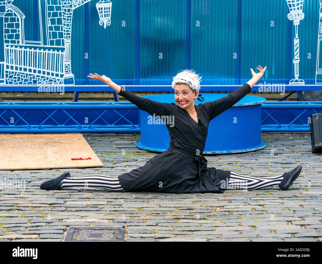 Australischen weiblichen Acrobat das spilleds am Edinburgh Festival Fringe, Parliament Square, Edinburgh, Schottland, Großbritannien Stockfoto