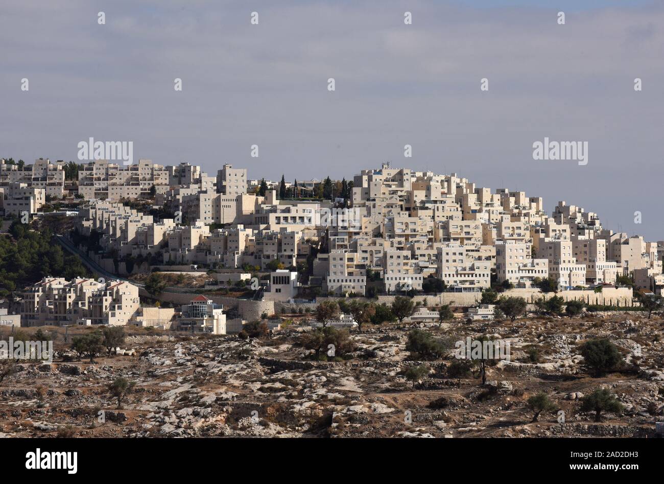 Bethlehem, West Bank. 03 Dez, 2019. Die israelische Siedlung Har Homa ist auf dem Hügel mit Blick auf den palästinensischen Stadt Bethlehem, West Bank, Dezember 3, 2019 gesehen. Palästinensische Beamte sagen, daß die biblische Stadt Bethlehem durch die Expansion der israelischen Siedlungen, das palästinensische Land jüdische Häuser im Westjordanland zu bauen erstickt wird. Foto von Debbie Hill/UPI Quelle: UPI/Alamy leben Nachrichten Stockfoto