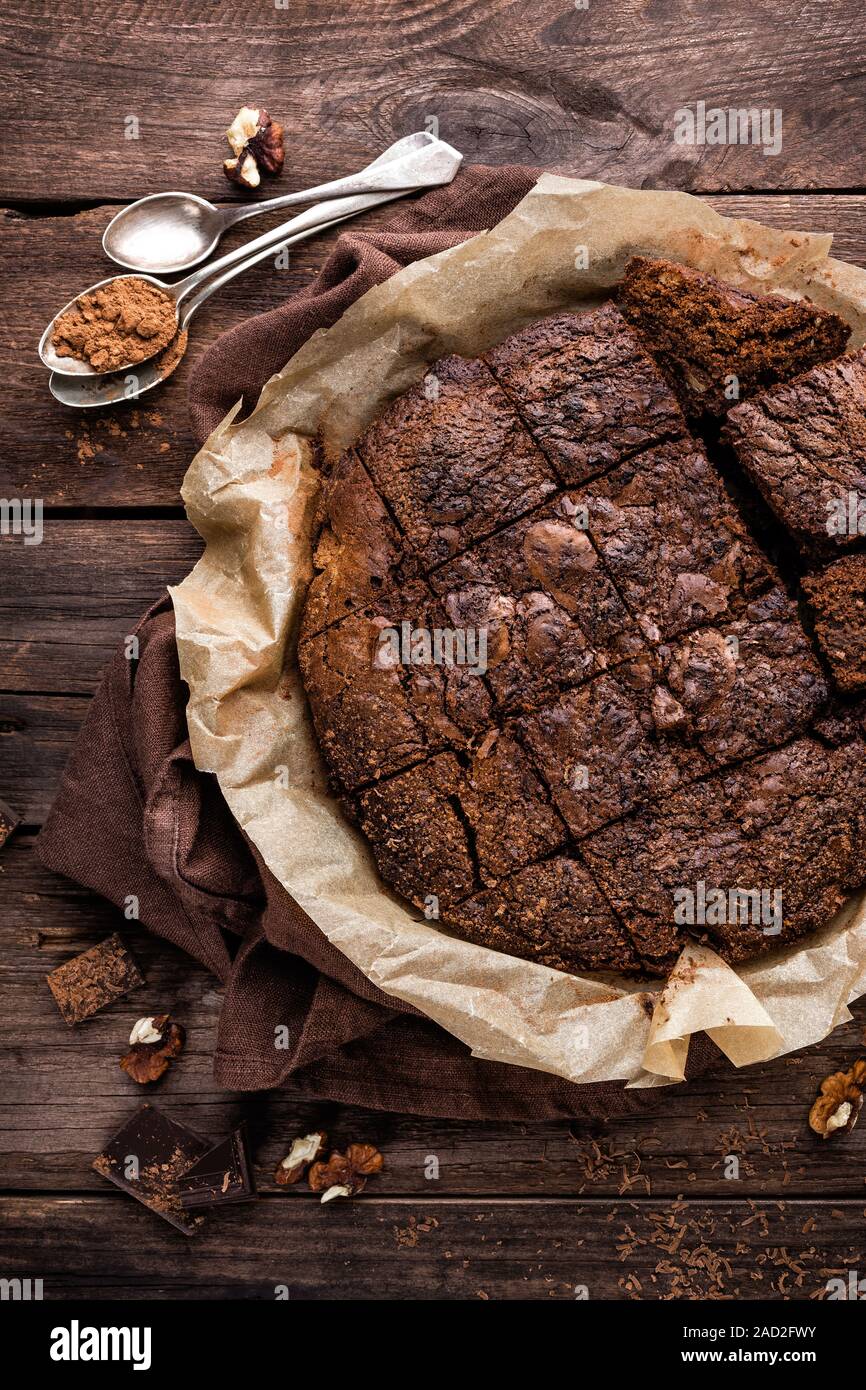 hausgemachte Schokolade Brownie auf dunklem Holz, Ansicht von oben Stockfoto