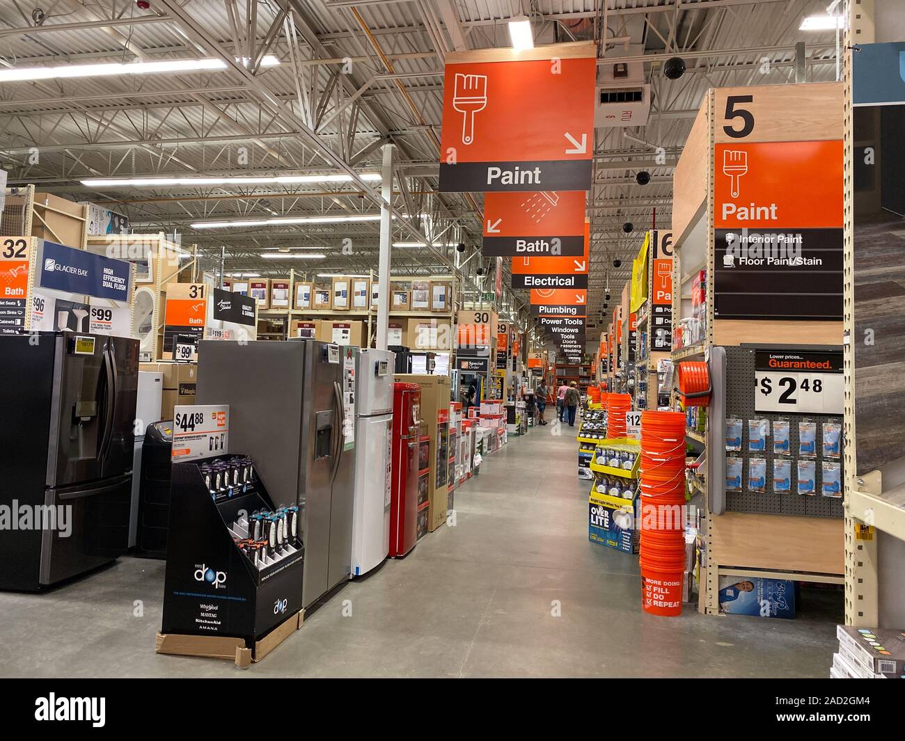Orlando, FL/USA-11/11/19: Die Zeichen, die von der Decke hängen bei Home Depot Home Improvement Store, die bestimmen, welche Abteilungen sind im Gang whil Stockfotografie