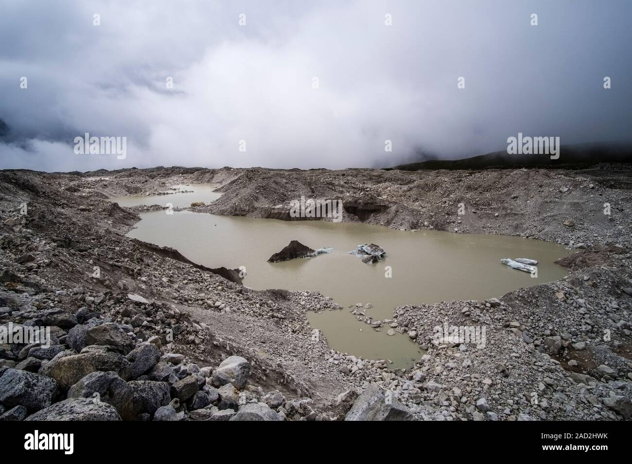 Kleine Seen und Eis auf Khumbu Gletscher Stockfoto