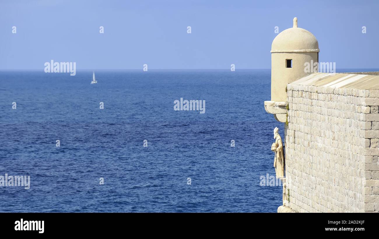 Segelschiff vor Dubrovnik mit der Statue der Heiligen auf der Stadtmauer Stockfoto