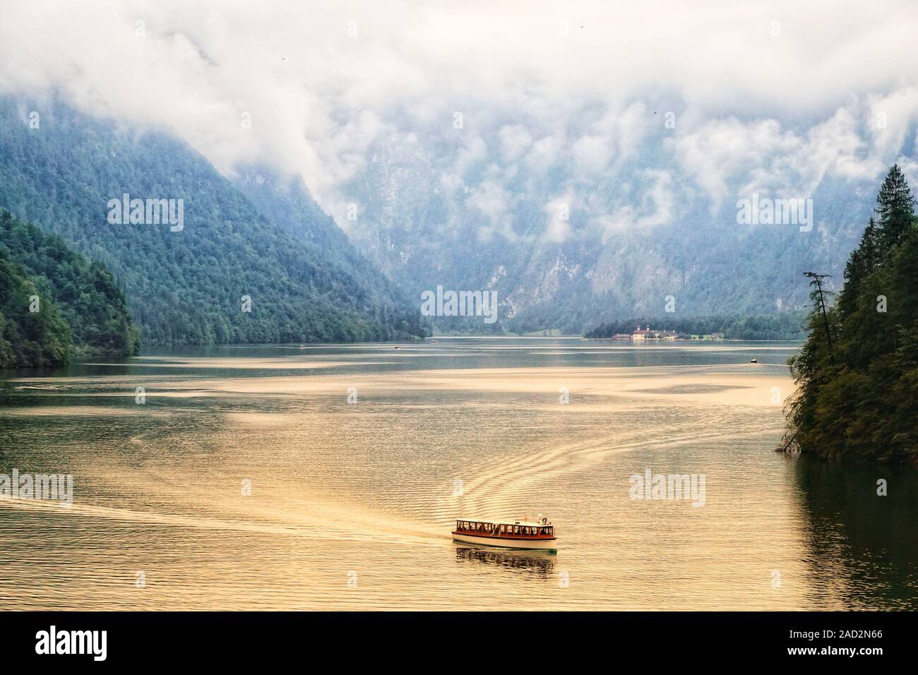 06. September 2019, Bayern, Schönau a. Königssee: Blick vom Malerwinkel auf den See. Die Fjordähnlichen Bergsee ist mehr als 190 Meter tief an der tiefsten Stelle und ein beliebtes Ausflugsziel. Elektrische Boote segeln auf dem See das ganze Jahr über. Foto: Soeren Stache/dpa-Zentralbild/ZB Stockfoto