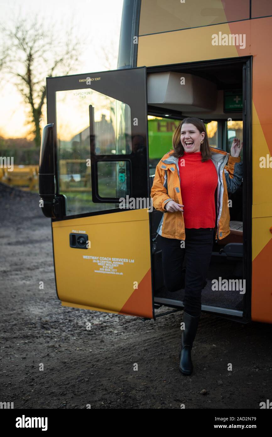 Liberaldemokraten Jo Swinson kommt an Landwirt Christy Willett entsprechen, wie sie besucht ein Ackerbaubetrieb in Galleywood außerhalb von Chelmsford die Auswirkungen der Brexit und Donald Trump Handelsabkommen zu diskutieren. Stockfoto