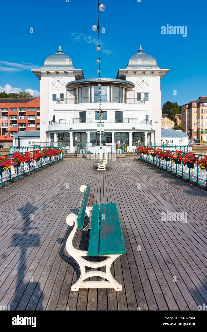 Penarth Pier und Pavilion und Penarth Pier im Sommer 2019 mit schönen Blumen hängend an der viktorianischen Geländer. Staat gehört. Keine privaten Prop Stockfoto