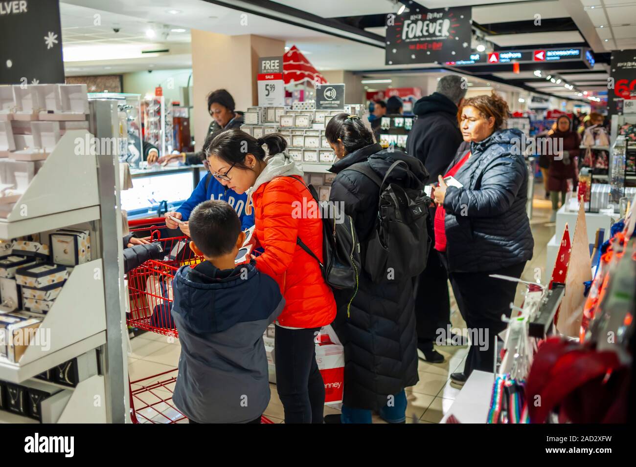 Käufer steigen auf die JCPenney Store in New York am Thanksgiving Tag, Donnerstag, 28. November, 2019. Viele Geschäfte einschließlich JCPenney geöffnet auf den Urlaub den Schnäppchenjäger. (© Richard B. Levine) Stockfoto