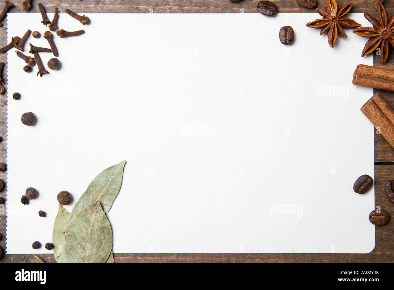 Papier für Rezepte und Gewürze auf Holztisch Stockfoto