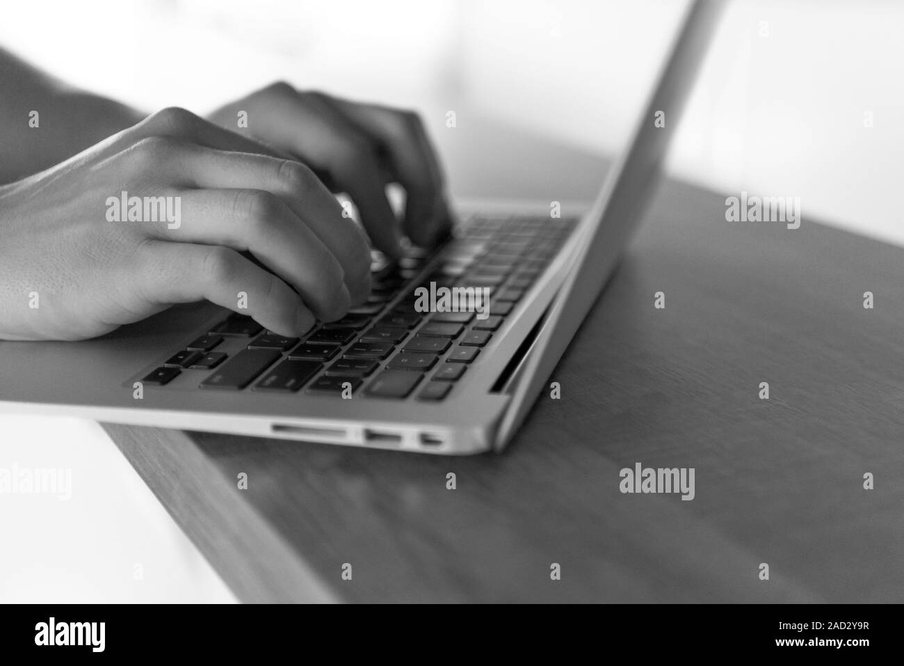 Nahaufnahme der männlichen Händen, während in modernen Büro arbeiten Stockfoto