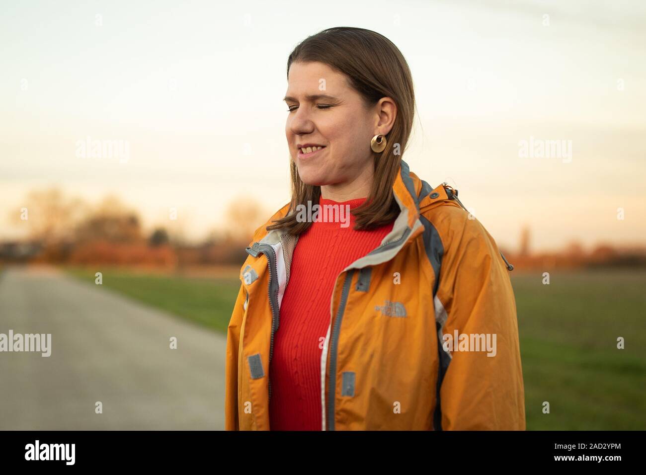 Liberaldemokraten Jo Swinson kommt an Landwirt Christy Willett entsprechen, wie sie besucht ein Ackerbaubetrieb in Galleywood außerhalb von Chelmsford die Auswirkungen der Brexit und Donald Trump Handelsabkommen zu diskutieren. PA-Foto. Bild Datum: Dienstag, Dezember 3, 2019. Siehe PA Geschichte Politik Wahl LibDems. Photo Credit: Aaron Chown/PA-Kabel Stockfoto