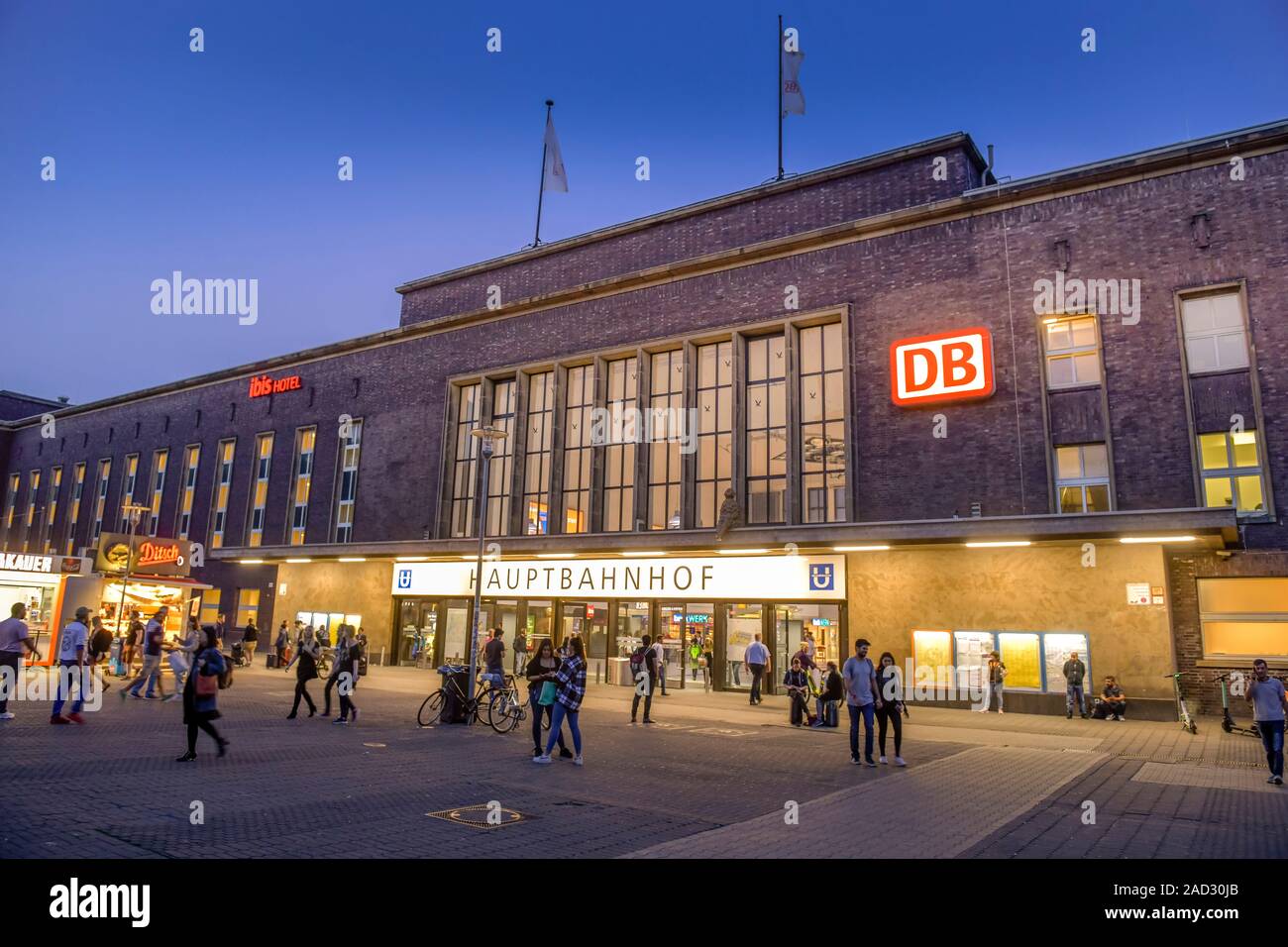 Hauptbahnhof, Konrad-Adenauer-Platz, Düsseldorf, Nordrhein-Westfalen, Deutschland Stockfoto