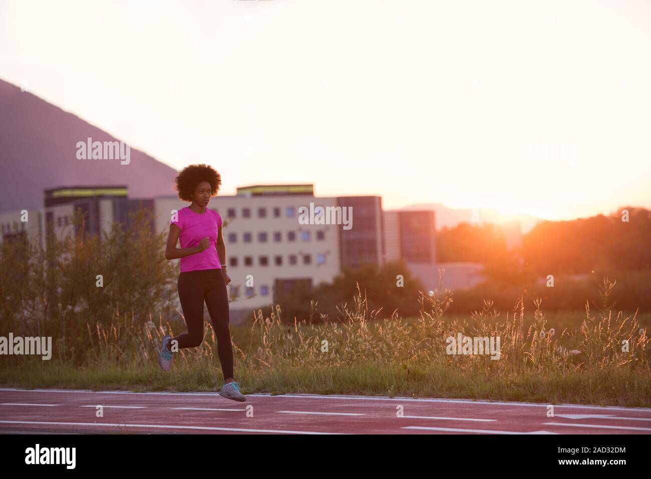 Eine junge afrikanische amerikanische Frau Joggen im Freien Stockfoto