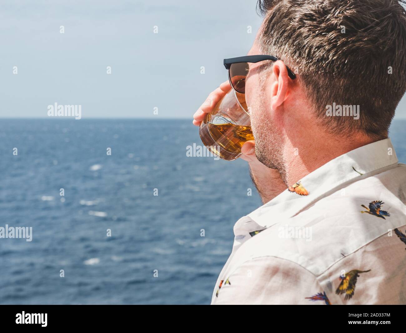 Modische Mann mit einem schönen Glas Stockfoto