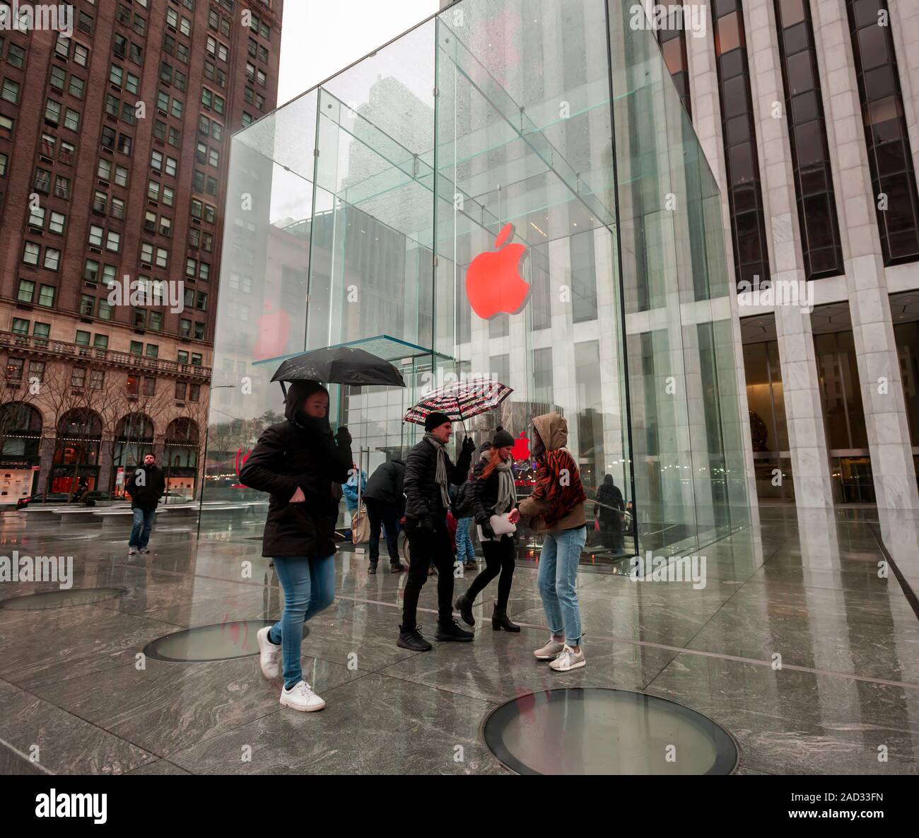 Der Apple Store in der Fifth Avenue in Midtown Nachbarschaft in New York zeigt das beleuchtete Logo (ROT) Kennzeichnung Welt-AIDS-Tag am Sonntag, 1. Dezember 2019. Apple hat mit (ROT) für 13 Jahre Spenden von 220 Mio. $ nach Apple zusammen. (© Richard B. Levine) Stockfoto