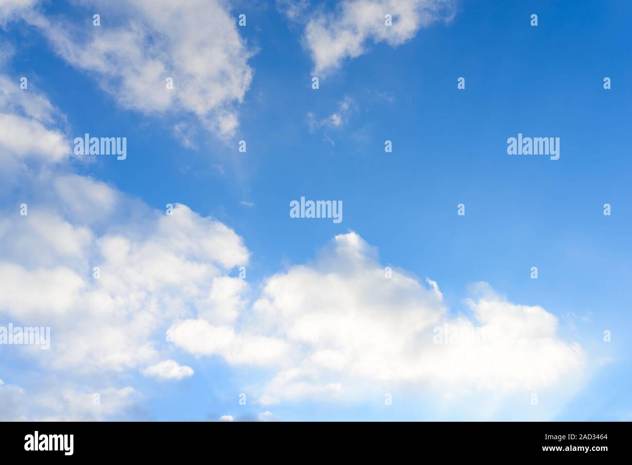 Strahlend blauen Himmel geschwollene Wolken als Hintergrund Stockfoto