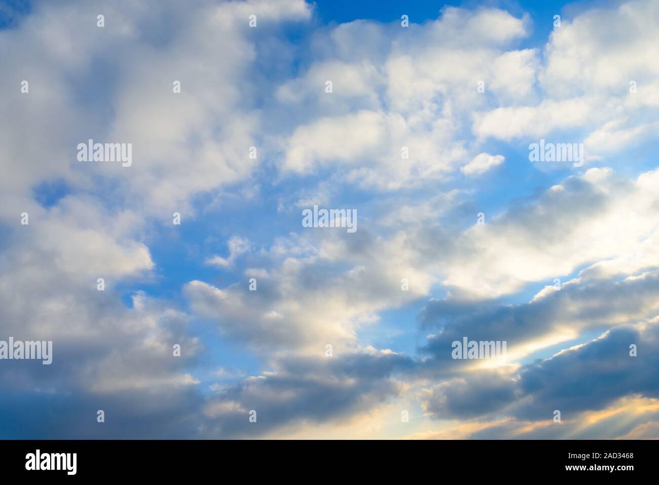 Strahlend blauen Himmel geschwollene Wolken als Hintergrund Stockfoto