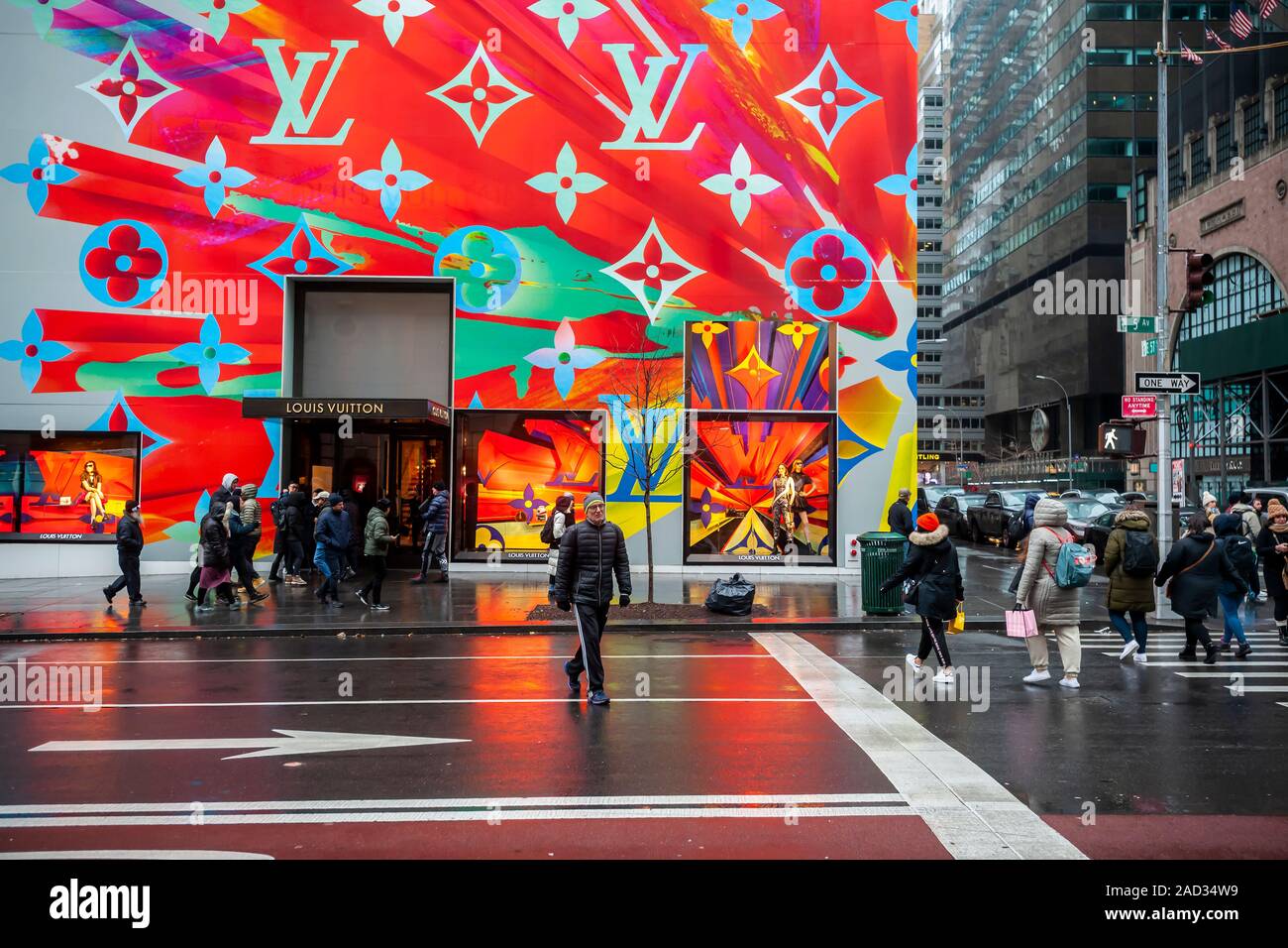 Die Louis Vuitton Store auf der Fifth Avenue in New York, am Sonntag gesehen, 1. Dezember 2019. Für die Weihnachtszeit dekoriert. (© Richard B. Levine) Stockfoto