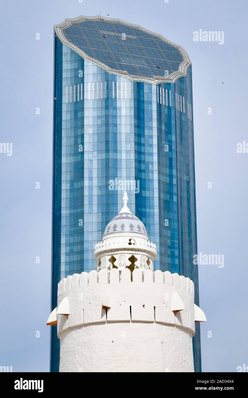 Wachtturm bei Qasr Al Hosn, Abu Dhabi das älteste Gebäude mit einem modernen Wolkenkratzer im Hintergrund Stockfoto