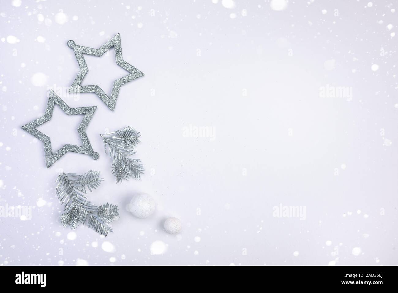 Flach Komposition mit Weihnachten Einrichtung mit silbernen Sternen, silber Zweige Fichte. Minimalismus, eine Kopie Raum Stockfoto