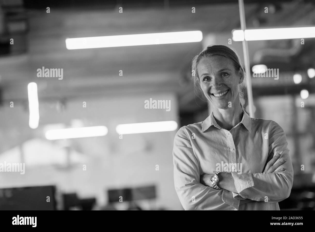 Portrait von casual Business Woman im Büro Stockfoto