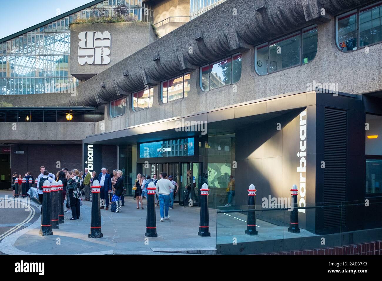 Vor dem Haupteingang zu Barbican Centre, London, anti terrorist Poller. Stockfoto