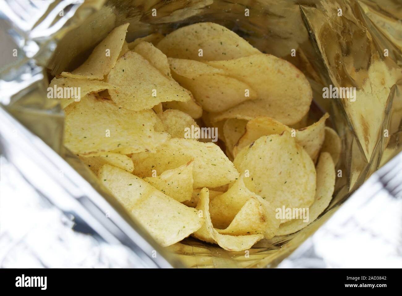 Close-up Blick in eine Tüte Kartoffelchips oder Tüte Chips, Käse und Zwiebel Geschmack Stockfoto