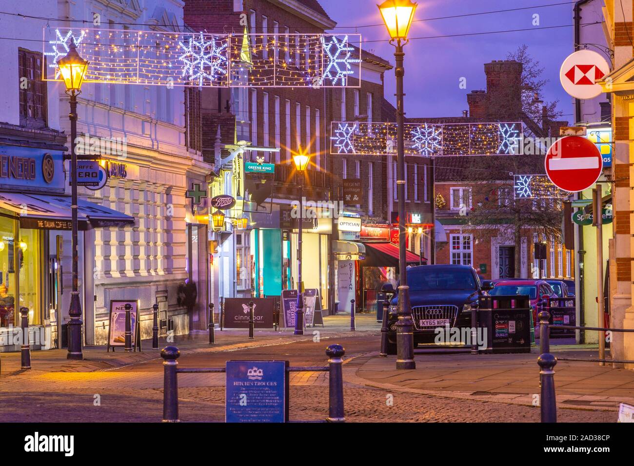 Weihnachtsbeleuchtung an der High Street, Hitchin, Hertfordshire in der Dämmerung, am frühen Abend. Stockfoto