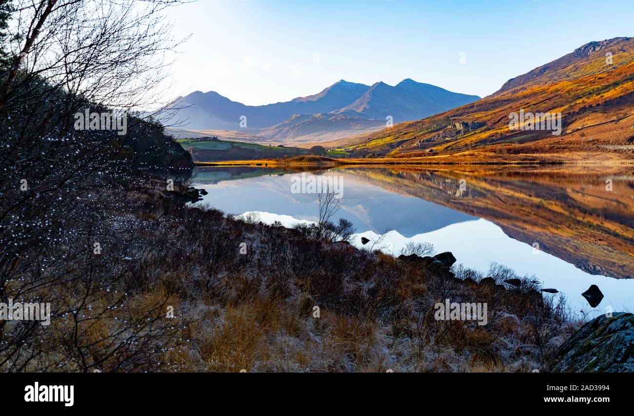 Llyn (See) Mymbyr, mit Mount Snowdon im Hintergrund. Capel Curig, Conwy, Snowdonia, North Wales. Bild im November 2019 getroffen. Stockfoto