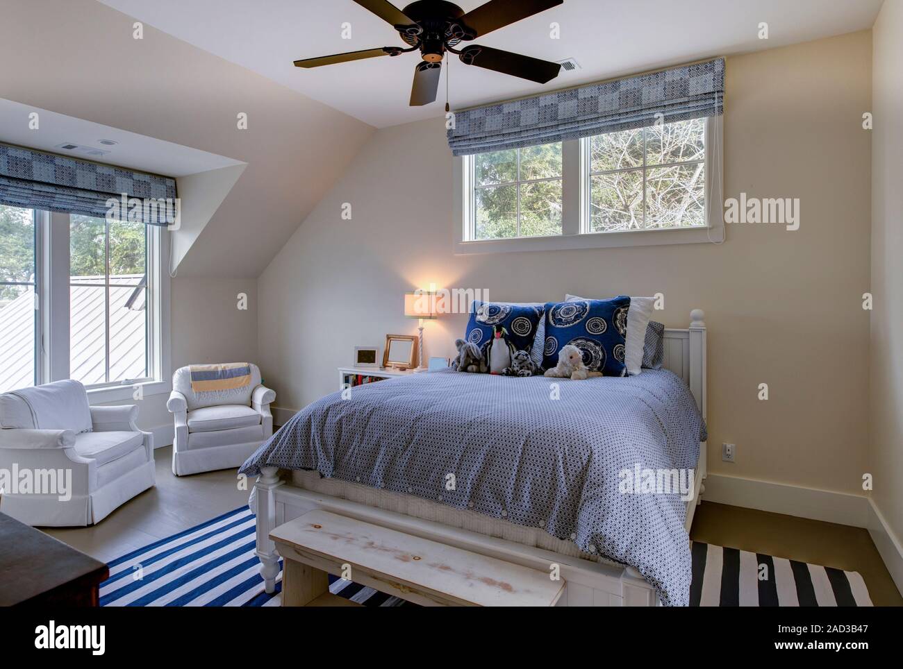 Schöne Obergeschoss zusätzliches Schlafzimmer mit neutralen Farben und Windows. Stockfoto