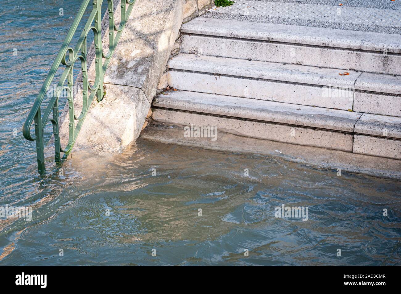 Wasser kam die Treppe hinauf, weil der Regen, L Isle sur la Sorgue, Frankreich, Provence. Konzept der globalen Erwärmung. Stockfoto