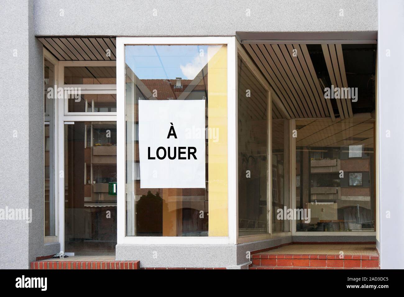 Französische Vakanz Anmelden Shop oder Store Fenster liest eine louer Was übersetzt zum Mieten Stockfoto