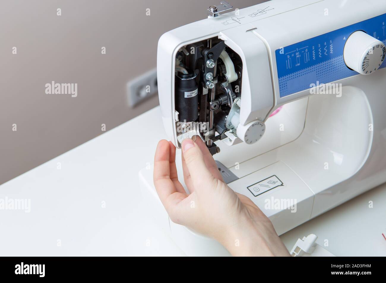 Junger Mann Instandsetzung Nähmaschine Stockfoto