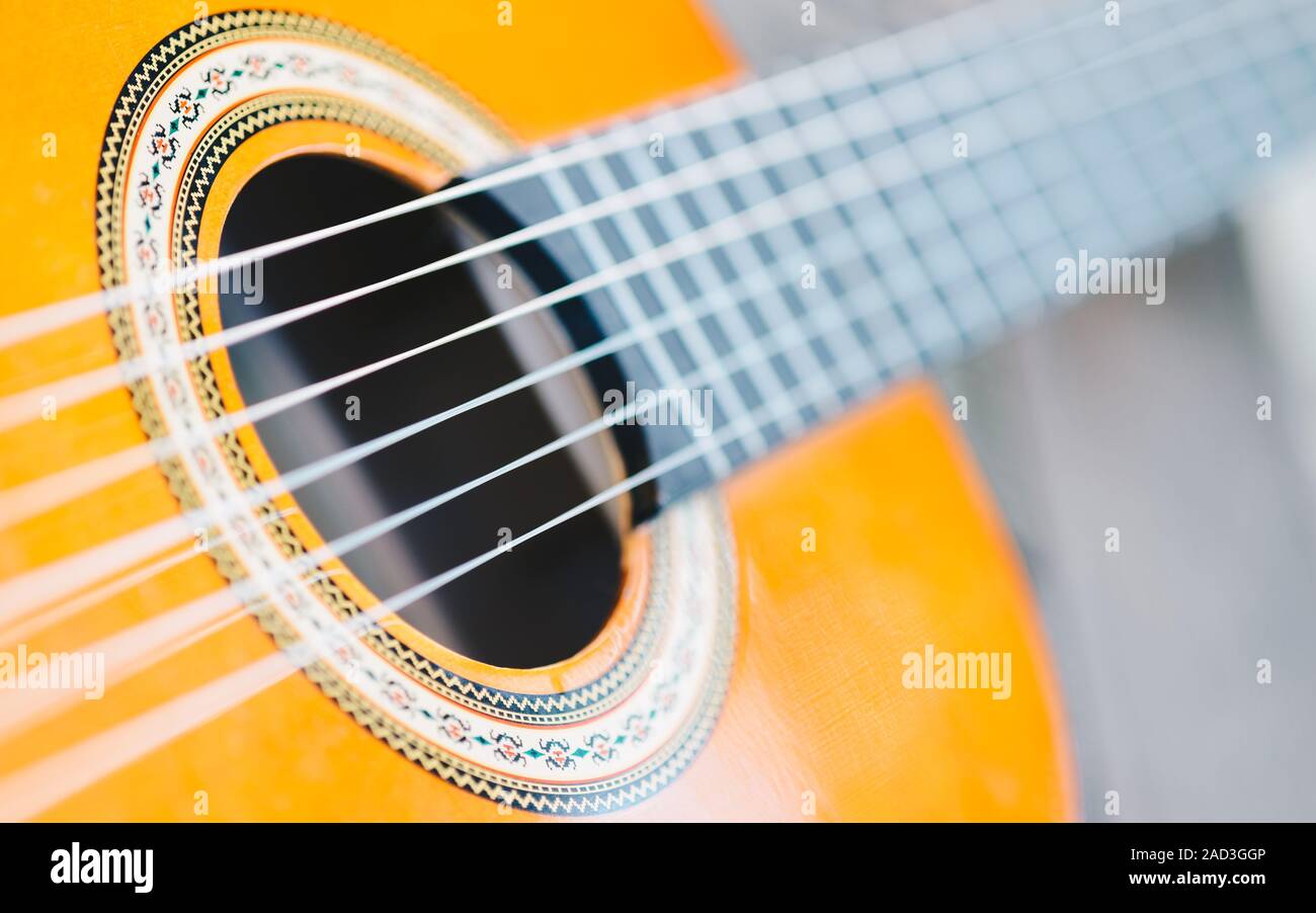 Akustikgitarre-Brücke und Streicher hautnah Stockfoto