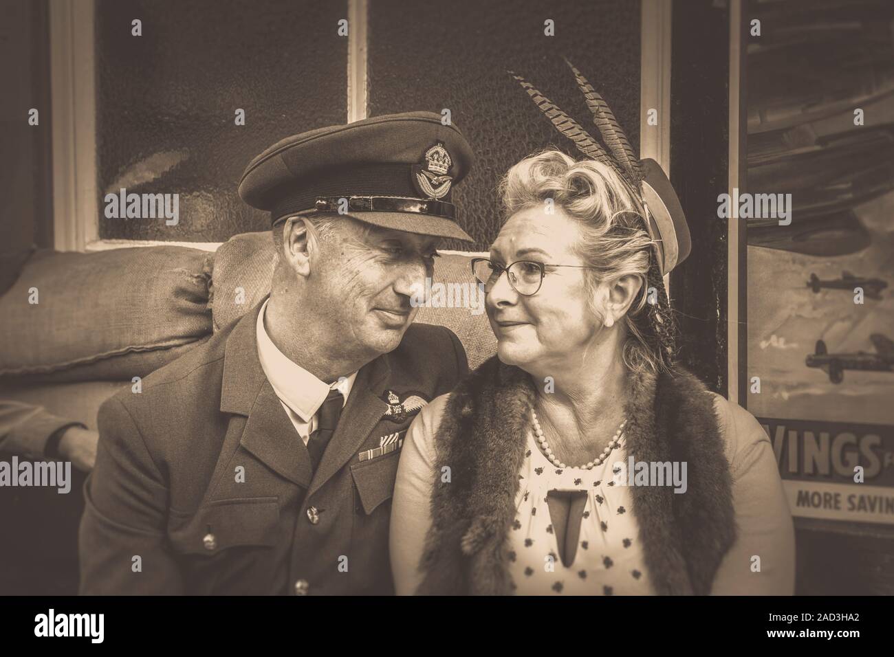 Vintage Sepia Nahaufnahme 1940er verliebten Paar, sitzen am Heritage Bahnhof Abschied sagen; Severn Valley Railway 1940er Veranstaltung. Wir werden uns wieder treffen. Stockfoto