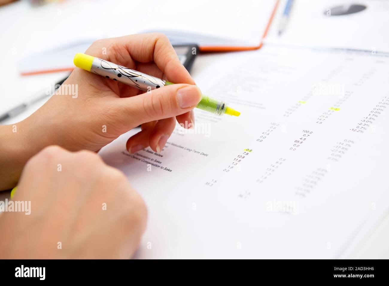 Tabelle Mädchen Arbeit mit Buchführung Stockfoto