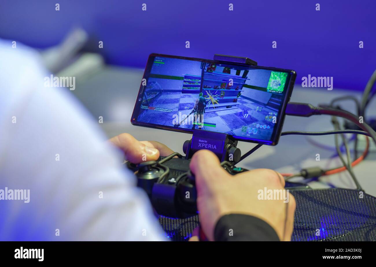 Computerspiel Fortnite mit dem Sony Experia mit dem PS4 Controller. Sony, Internationale Funkaustellung, Berlin 2019, Deutschland Stockfoto
