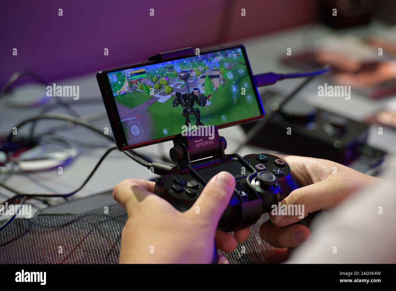Computerspiel Fortnite mit dem Sony Experia mit dem PS4 Controller. Sony, Internationale Funkaustellung, Berlin 2019, Deutschland Stockfoto